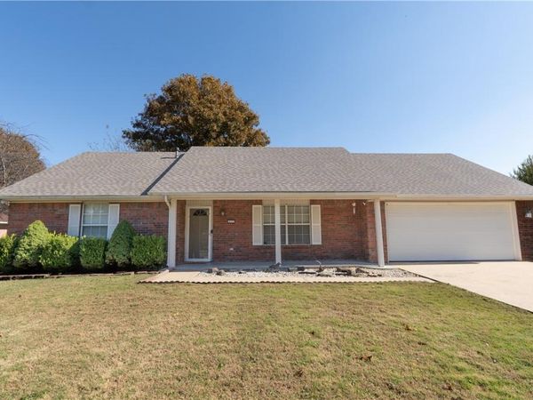 615 Honeysuckle Street , Lowell, AR 72745