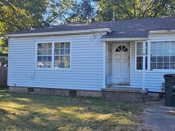 111 N Holly Street , Sallisaw, OK 74955