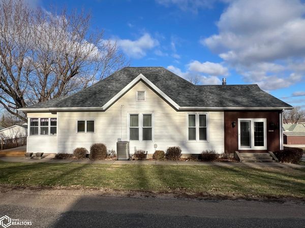 491 Cedar St, Dallas City, IL 62330