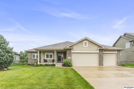 19910 Oak Street , Gretna, NE 68028