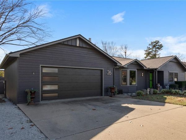 26 Indian Wells Drive , Holiday Island, AR 72631