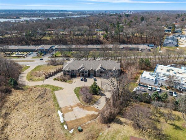 1227 E Kimberly Road, Unit 5A, Bettendorf, IA 52722
