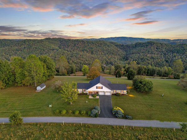 540 Hurley Dr , Sneedville, TN 37869