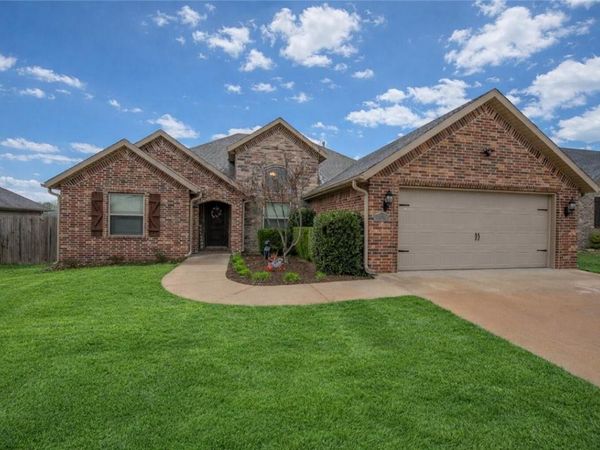 955 Stone Street , Cave Springs, AR 72718