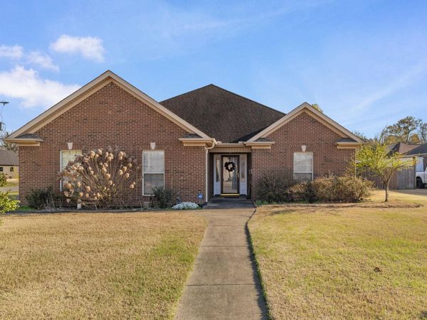 2018 Pleasant Dr, Muscle Shoals, AL 35661