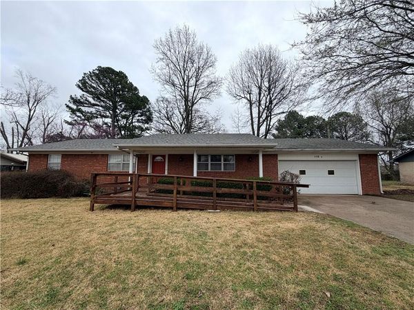 115 S Country Club Road , Siloam Springs, AR 72761