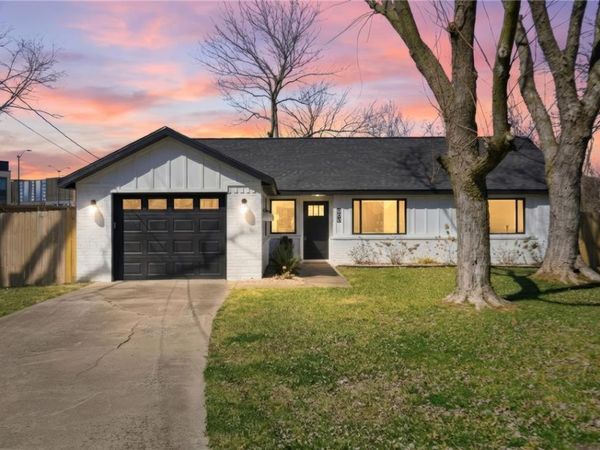 900 Convair Street , Bentonville, AR 72712