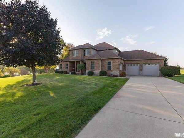 28055 238TH Street , Le Claire, IA 52753