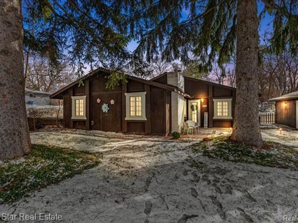 240 N Roslyn Road , Waterford Twp, MI 48328
