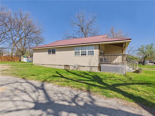 606 N Springfield Street , Berryville, AR 72616