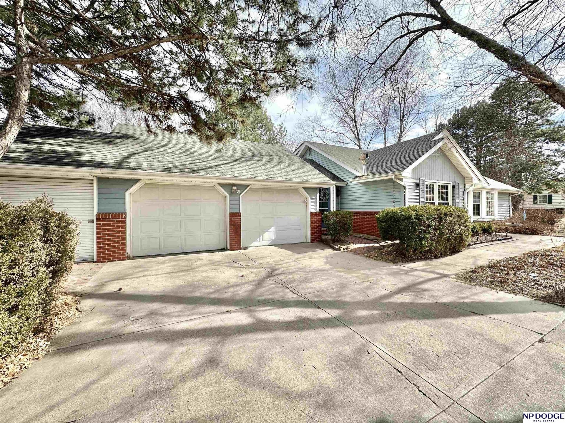 907 Crestridge Road , Omaha, NE 68154