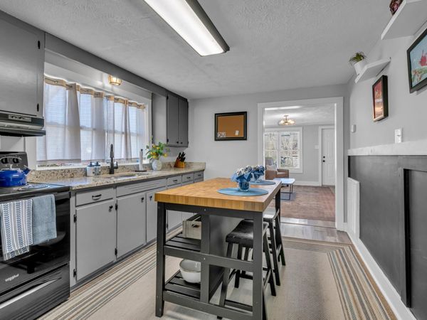 909 West 1st Street , Dickson, TN 37055