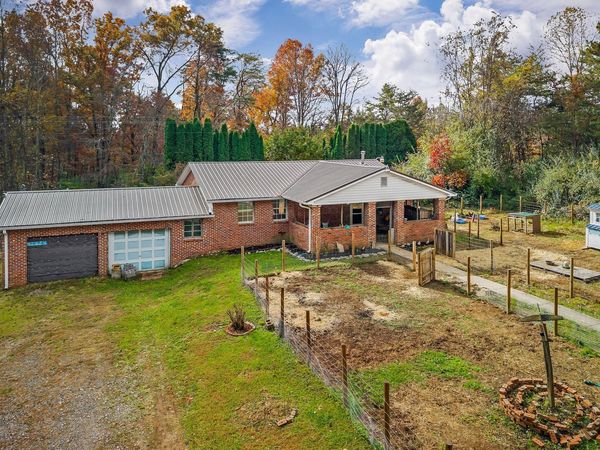 345 J W Farris Dr , Sparta, TN 38583