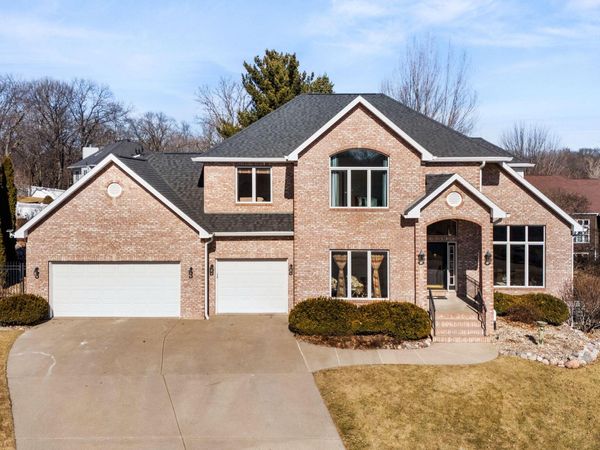 1919 WILDWOOD LN, Muscatine, IA 52761