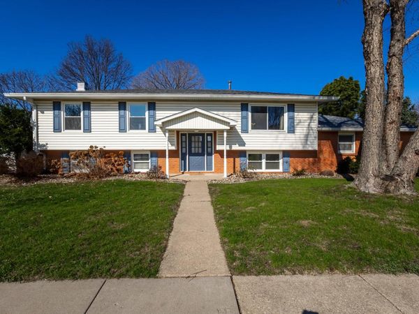 3960 N Tam-O-Shanter Drive , Bettendorf, IA 52722
