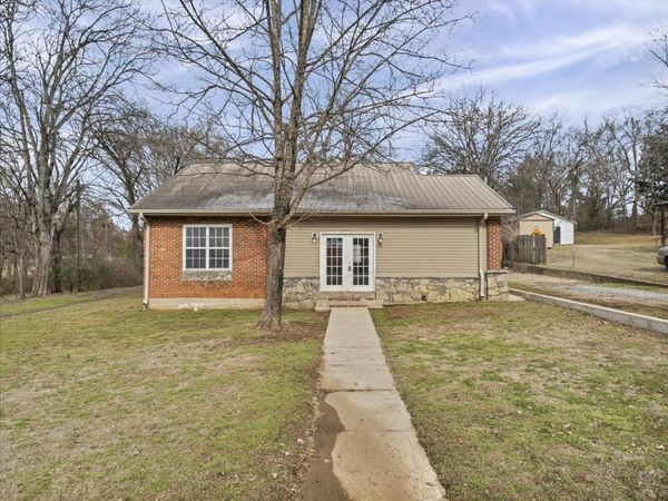 1005 College St W, Fayetteville, TN 37334