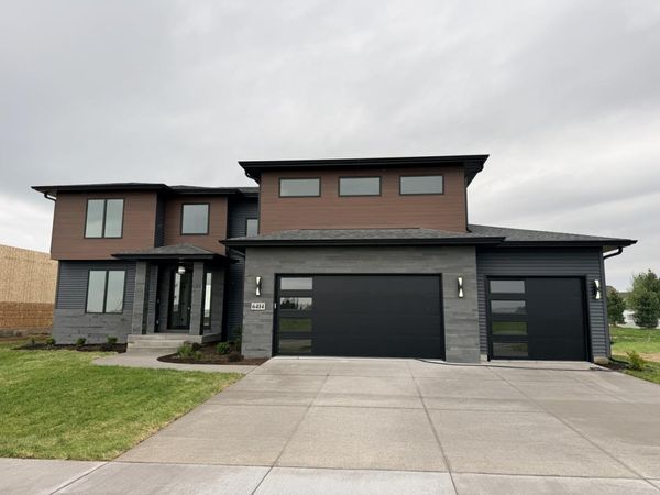6414 Pelican Street , Bettendorf, IA 52722
