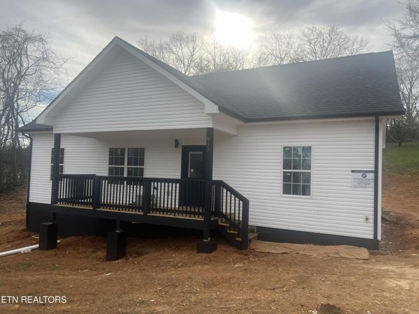 917 Nichols Rd , Dandridge, TN 37725