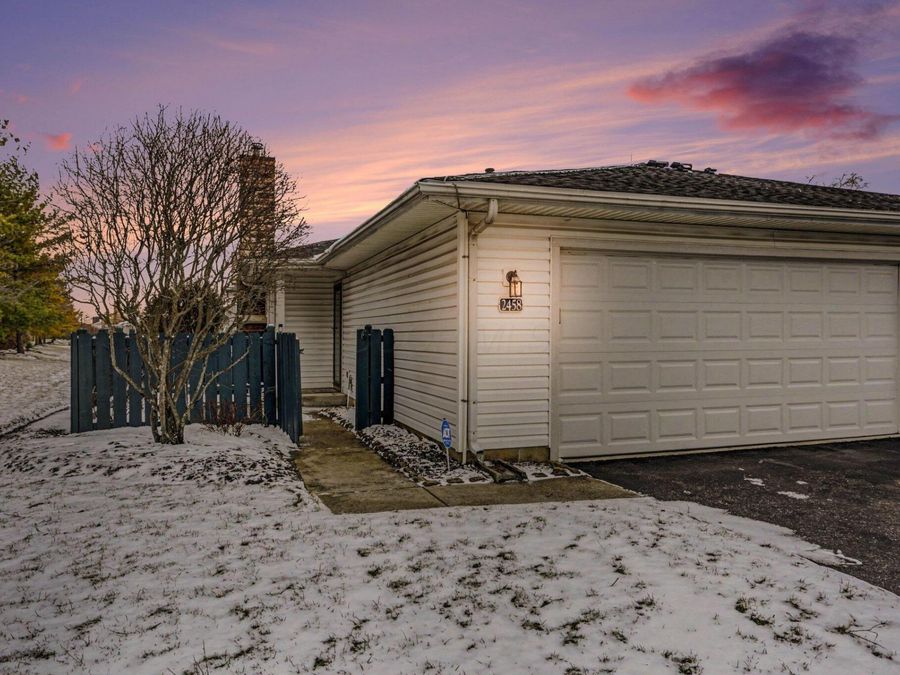2458 Crystal Springs Drive , Hilliard, OH 43026 Photo 1