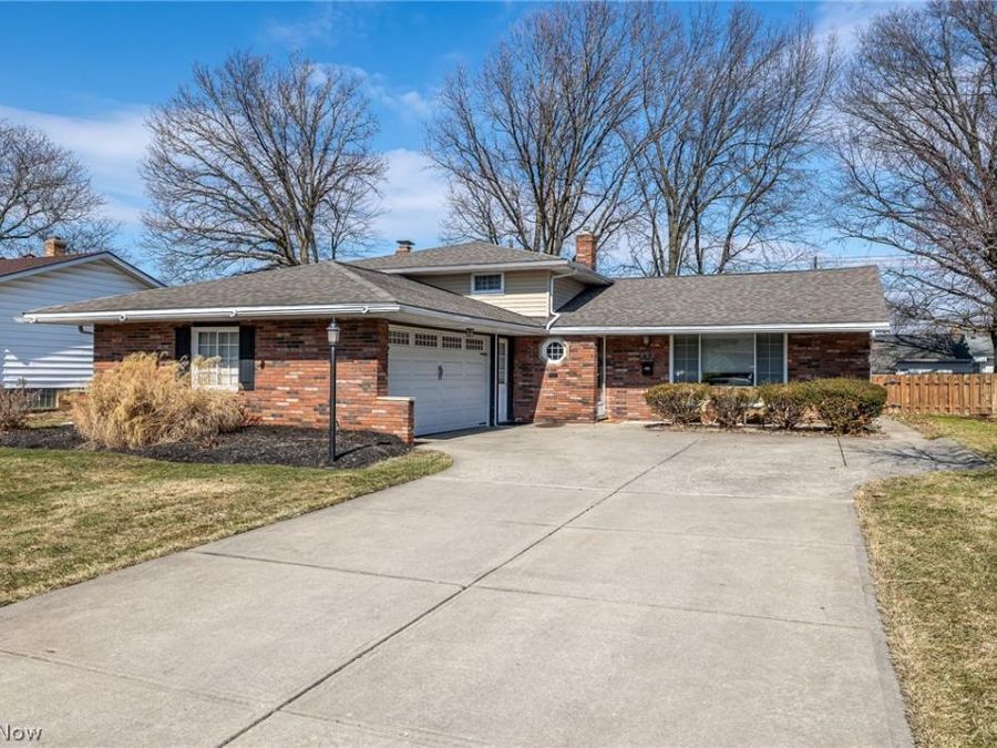 423 E Decker Drive , Seven Hills, OH 44131 Photo 1