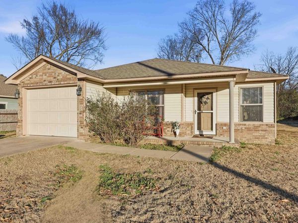702 Cedar St N , Morrilton, AR 72110