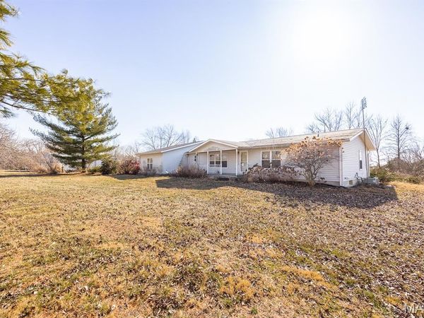 3040 Court Road , New Baden, IL 62265
