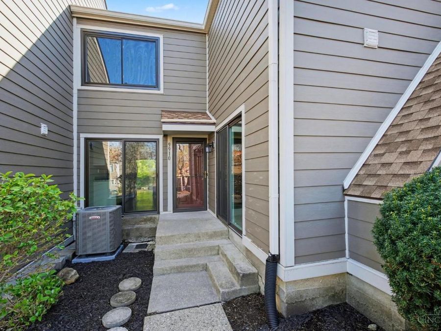 9910 Timbers Drive, Blue Ash, OH 45242 Photo 2
