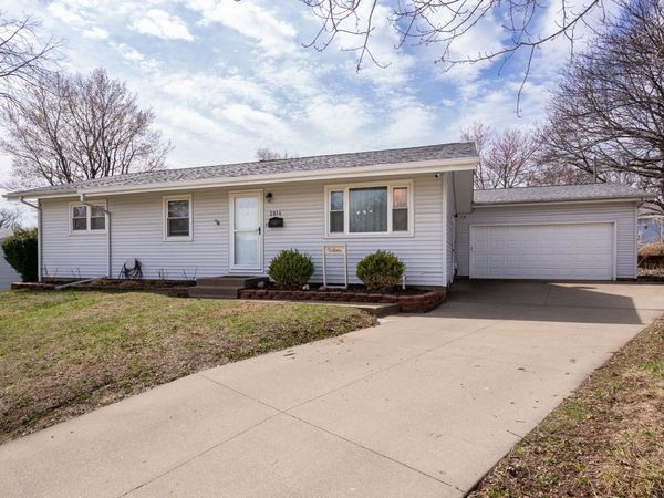 2814 Hillside Court , Bettendorf, IA 52722
