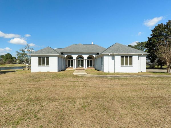 5 Lakeshore Dr., Laurel, MS 39443
