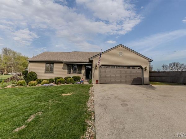 7 Hickory Lane , Carlinville, IL 62626