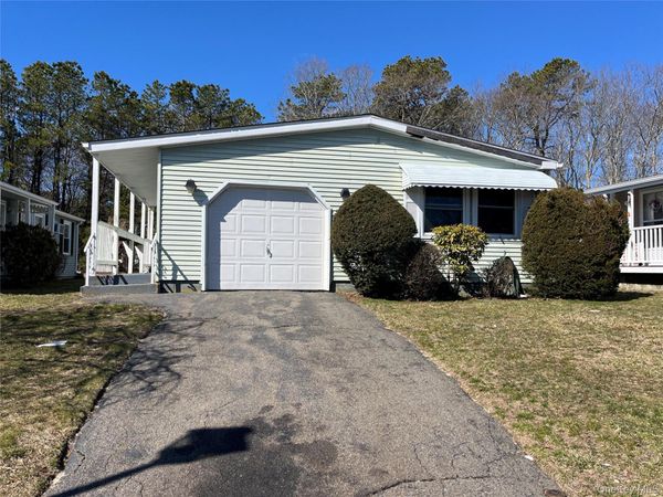 75 Village Circle W, Manorville, NY 11949