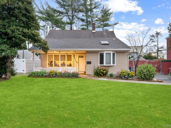 670 Mason Street , Westbury, NY 11590
