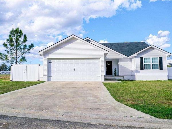 594 Pinehurst Drive, Blackshear, GA 31516