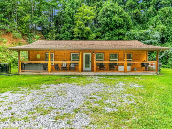 903 Johns Branch Rd , Gatlinburg, TN 37738