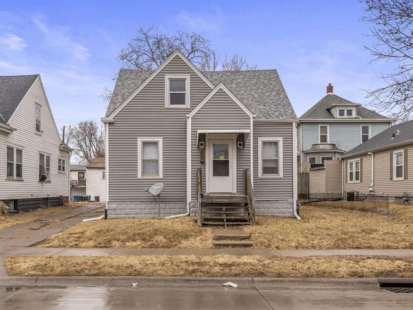 213 E 8TH ST, Muscatine, IA 52761