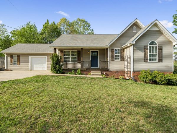 105 White Oak Dr , Dickson, TN 37055