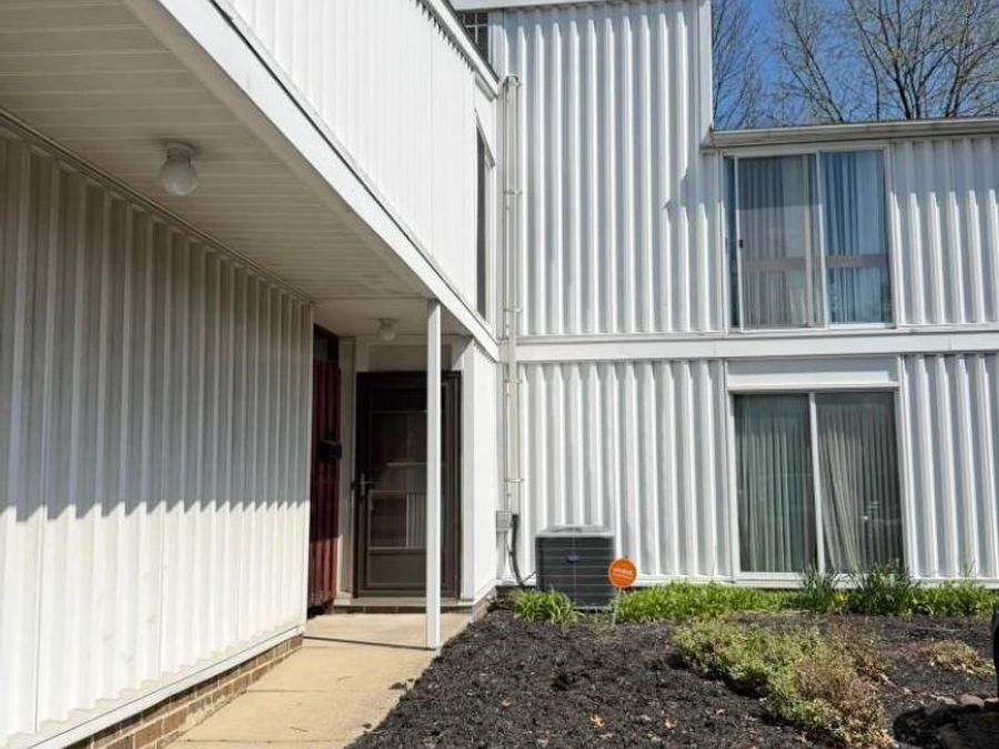 25 Sutton Place , Shaker Heights, OH 44120 Photo 1
