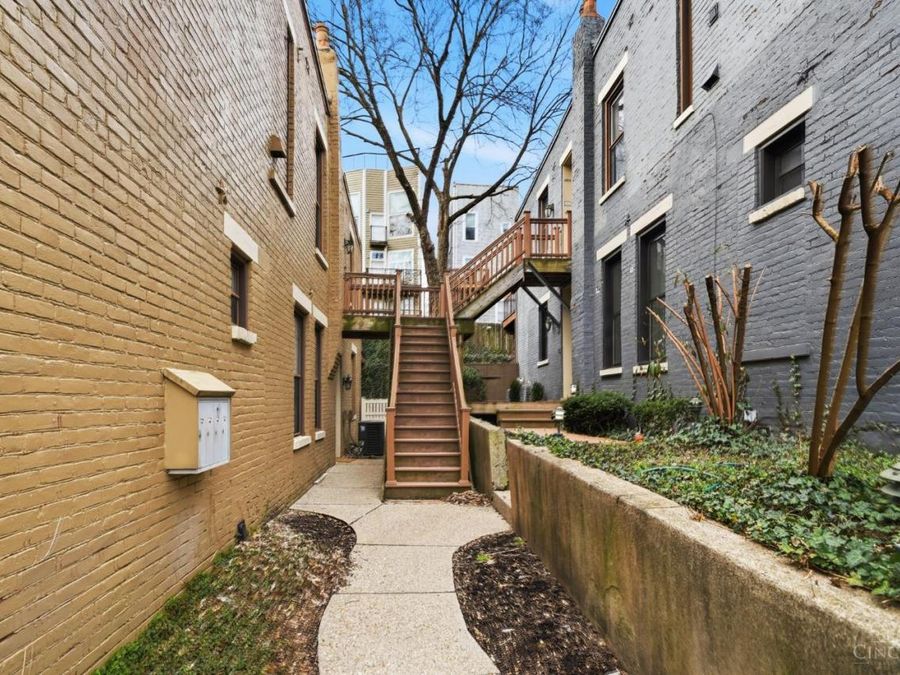 981 Paradrome Street, Unit B, Cincinnati, OH 45202 Photo 3