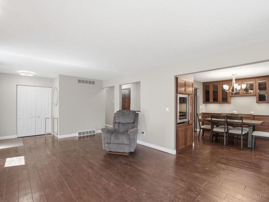 9338 Hunters Creek Drive, Blue Ash, OH 45242 Photo 8