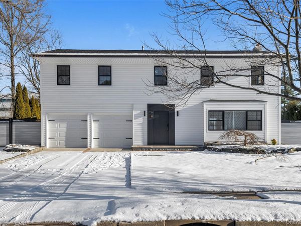 26 Roseanne Drive , Woodbury, NY 11797