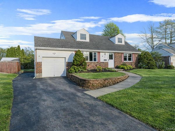 105 Elberta Drive , East Northport, NY 11731