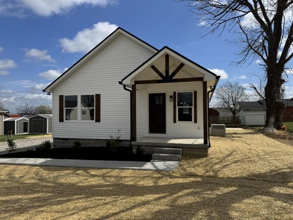 706 Courthouse View St , Lafayette, TN 37083