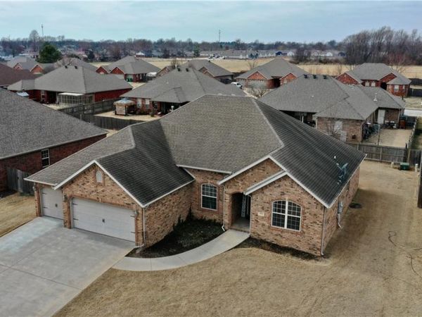 971 Harvest Street , Centerton, AR 72719