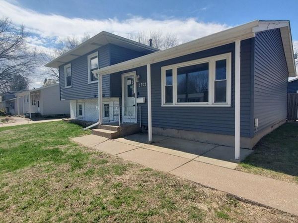 3302 Greenbrier Drive , Bettendorf, IA 52722
