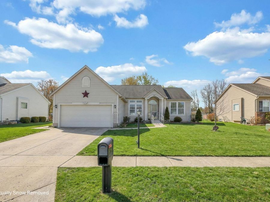 402 Shawnee Loop S, Pataskala, OH 43062 Photo 1