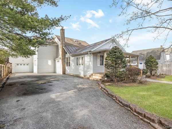 8 Alexander Avenue , Farmingdale, NY 11735