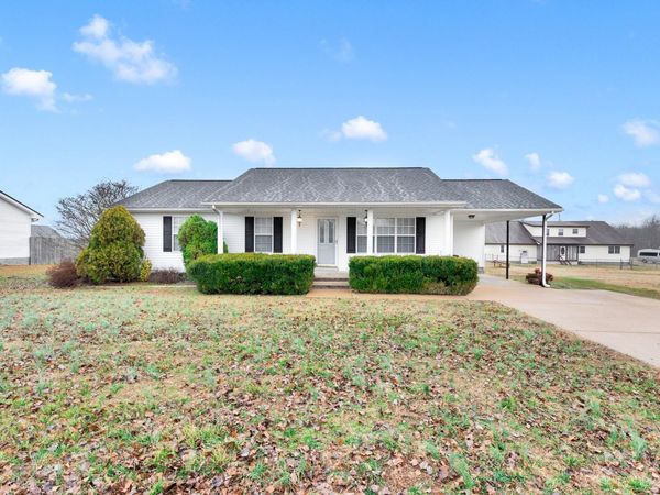 685 Edgefield Dr , Hohenwald, TN 38462