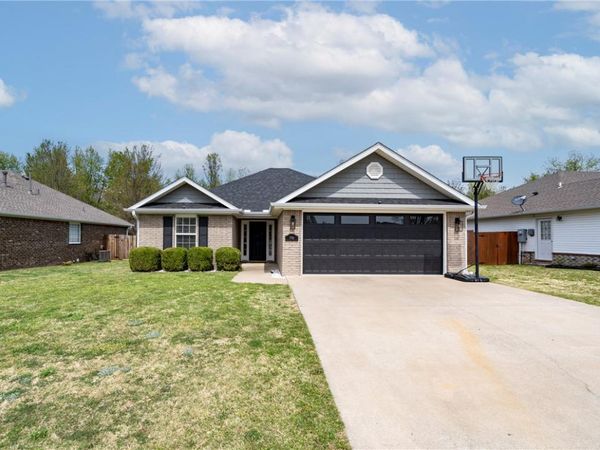795 Deer Lodge Court , Siloam Springs, AR 72761