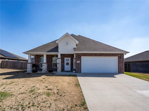 300 Post Oak Avenue , Gentry, AR 72734