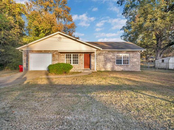 306 Bentley N , Morrilton, AR 72110